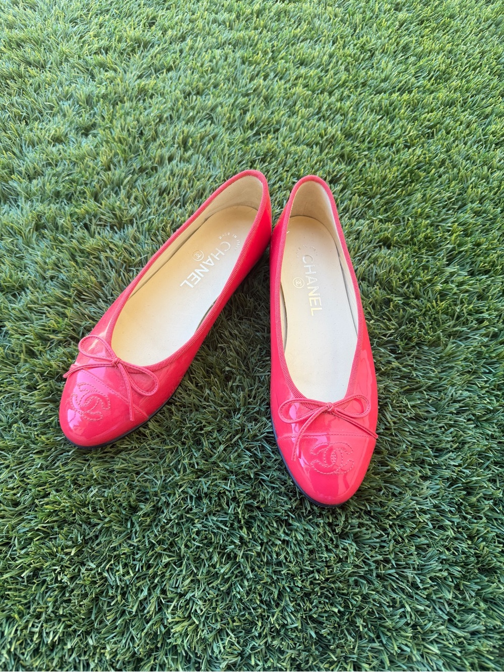 CHANEL Hot Pink Patent Leather Ballet Flats with Logo Bow